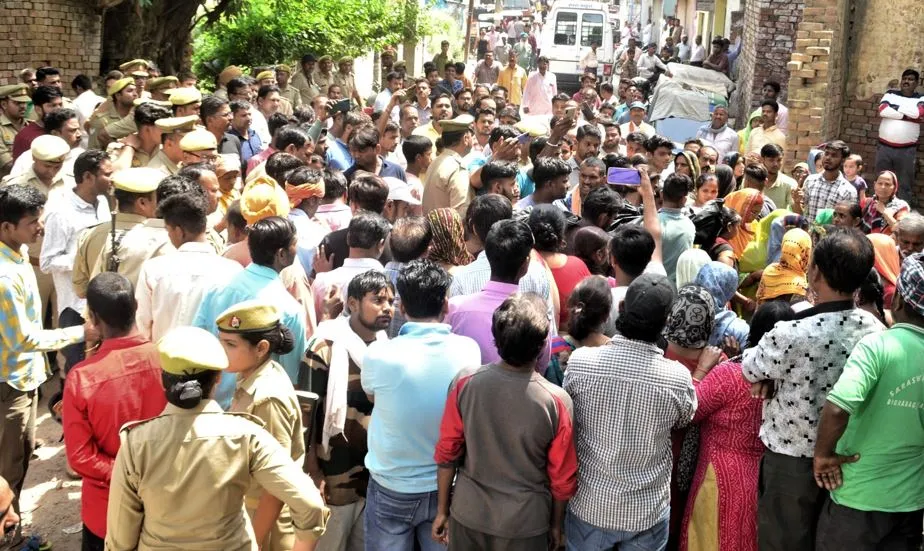 Pilibhit: गौरीशंकर हत्याकांड के बाद भड़का आक्रोश.. शराब भट्टी हटाने की मांग, शव रखकर लगाया जाम