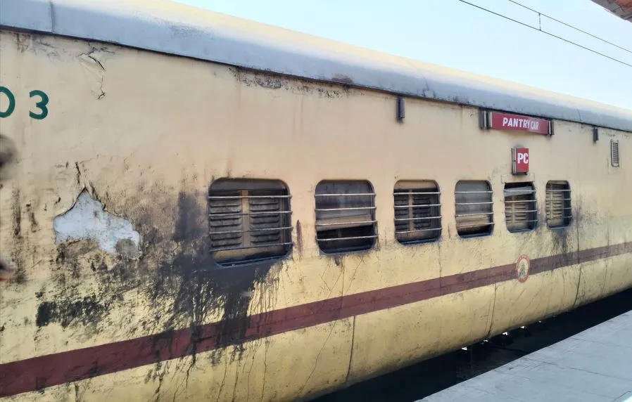 Bareilly: ट्रेन की पेंट्रीकार में सफाई के दावे धड़ाम, खिड़कियां पर भी गंदगी