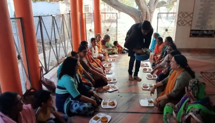 Kanpur News : भाजपा के 44वें स्थापना दिवस पर महिला मोर्चा ने कराया सामाजिक न्याय भोज
