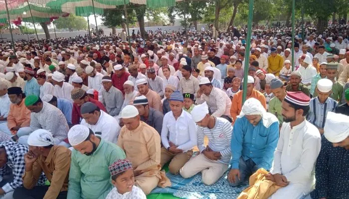 Eid 2023: Kanpur Dehat की 84 ईदगाहों व मस्जिदों में शांतिपूर्ण अदा हुई नमाज, DM, SP समेत अधिकारियों ने दी बधाई