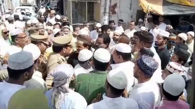 Budaun: मस्जिद के बाहर भिड़े सपा नेता आबिद रजा और फखरे अहमद शोबी, जमकर गाली-गलौज...धक्का मुक्की