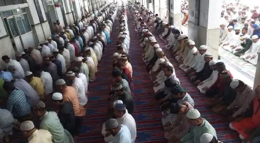 बरेली: शहर भर की मस्जिदों में अदा की गई अलविदा की नमाज