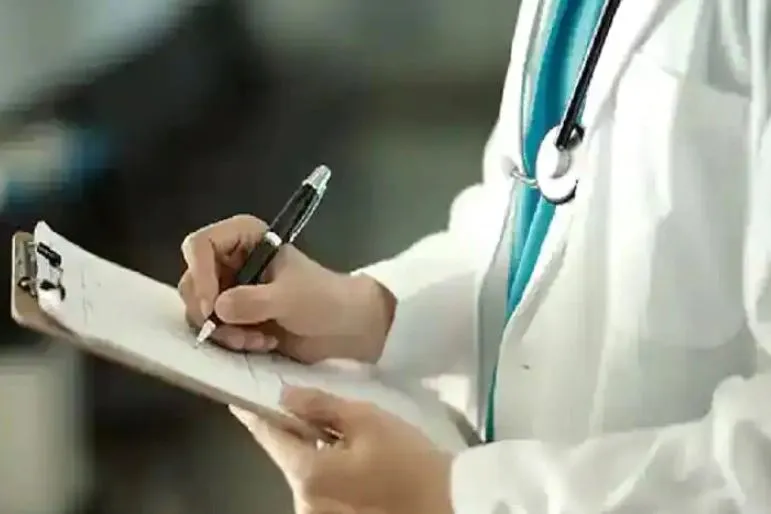 शाहजहांपुर: मेडिकल कॉलेज में काउंसलर की ड्यूटी पर लगी रोक, मरीजों को देख रहा था डॉक्टर बनकर