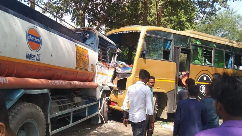 लखीमपुर-खीरी: श्रद्धालुओं से भरी बस टैंकर से टकराई, 30 घायल