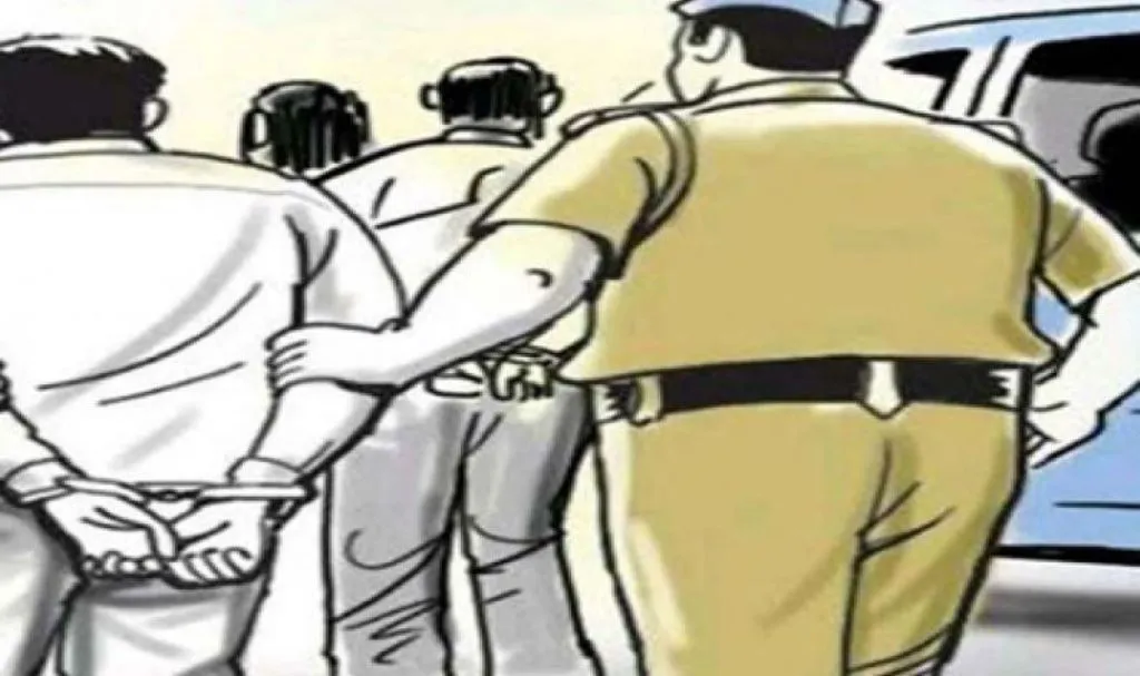 ऑनलाइन ऑर्डर कर मंगवाई गईं सात तलवारें जालना में जब्त, तीन गिरफ्तार 