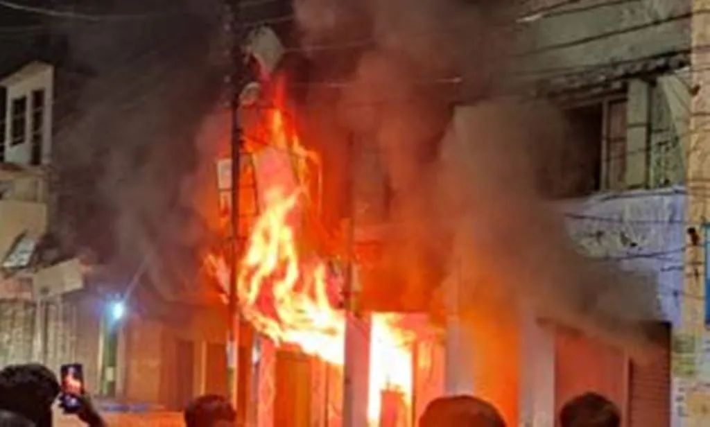 शाहजहांपुर: रेडीमेड और पॉलीथिन की दुकान में शॉर्ट सर्किट से लगी आग, लाखों का सामान जलकर राख