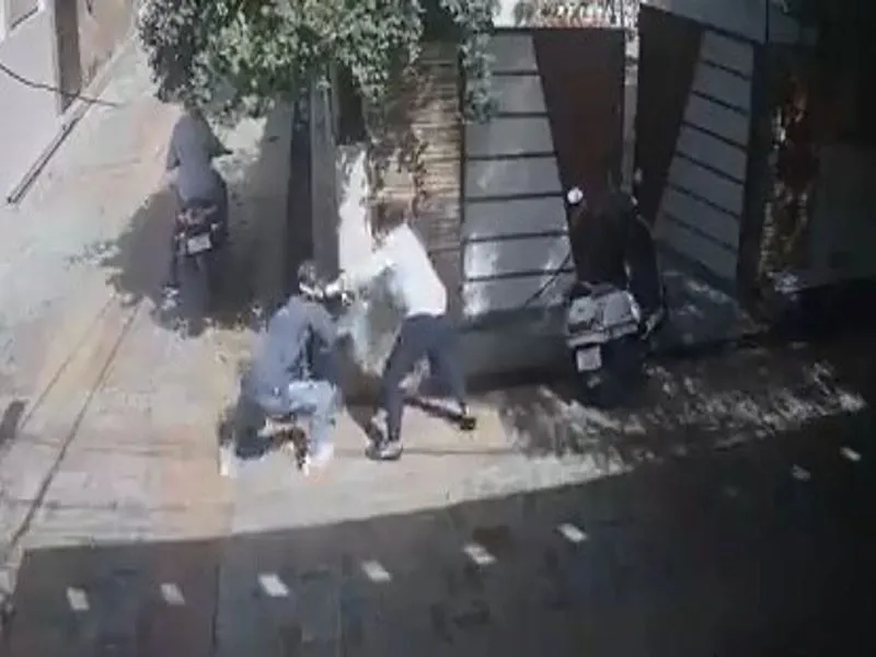 लखनऊ : लुटेरे दिखा रहे थे तमंचा, फिर भी भिड़ गई महिला, चेन छीनकर भाग रहे बदमाशों का वीडियो वायरल 