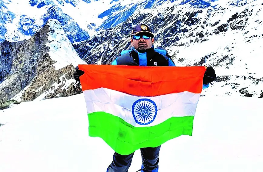 जसपुर: सहायक प्रोफेसर मनोज ने पातालसू चोटी पर फहराया तिरंगा 