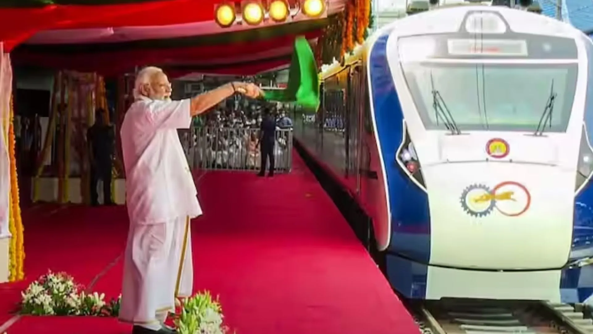 प्रधानमंत्री मोदी ने केरल की पहली वंदे भारत एक्सप्रेस ट्रेन को दिखाई हरी झंडी  