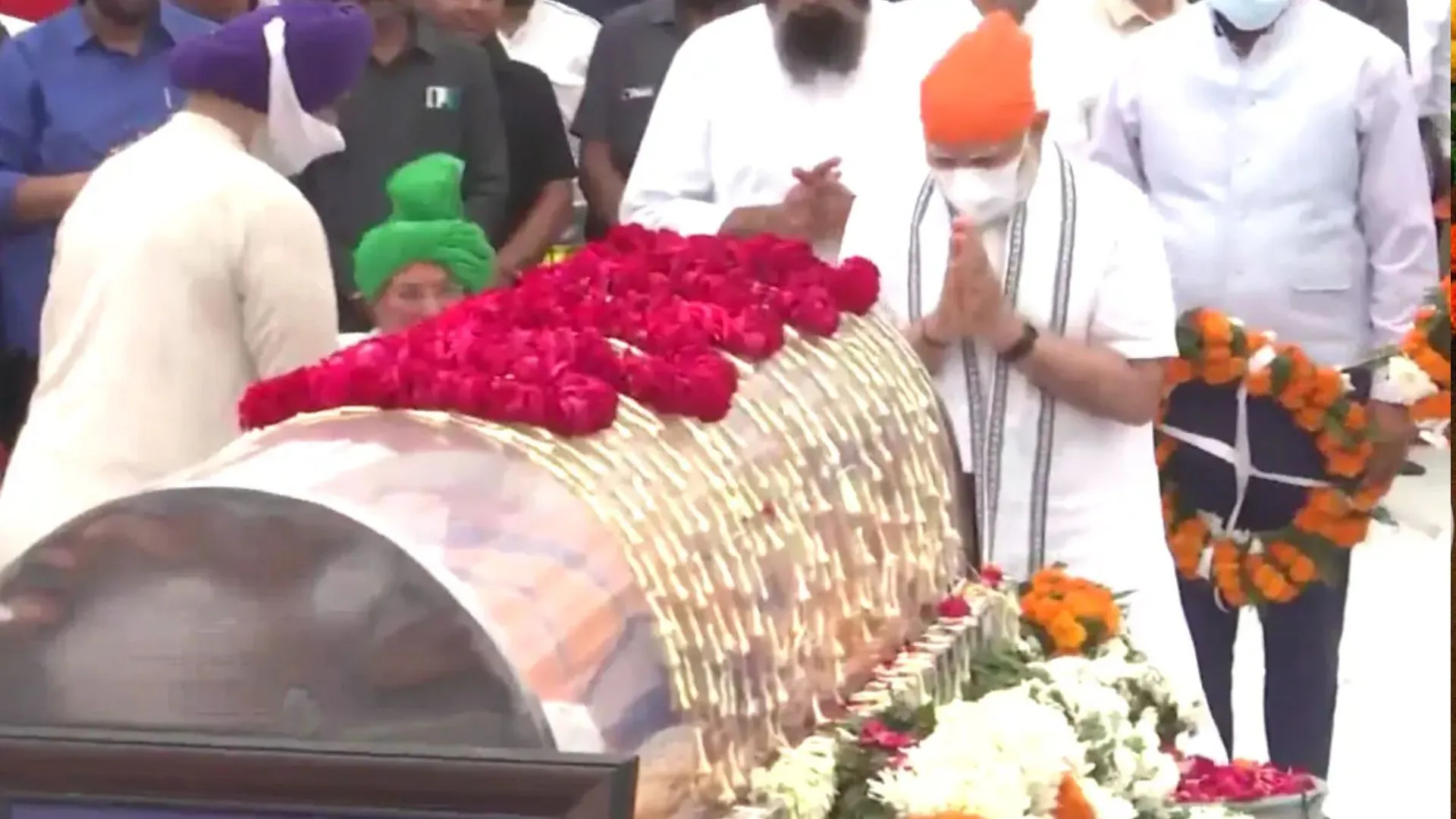 प्रकाश सिंह बादल के अंतिम दर्शन के लिए चंडीगढ़ पहुंचे प्रधानमंत्री मोदी, दी श्रद्धांजलि 
