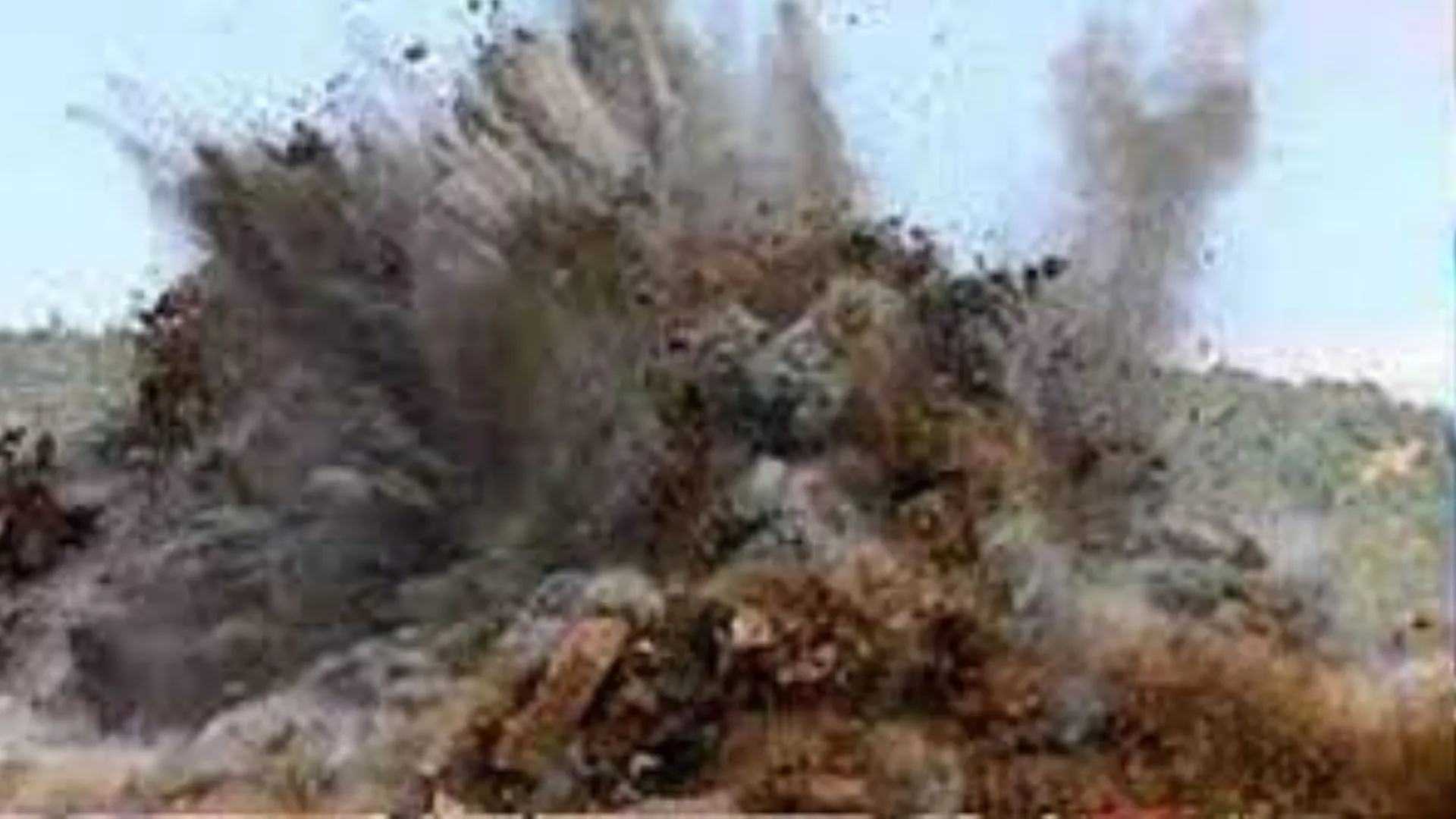 छत्तीसगढ़: नक्सलियों ने किया बारूदी सुरंग में विस्फोट, 10 जवान शहीद, वाहन चालक की भी मृत्यु 