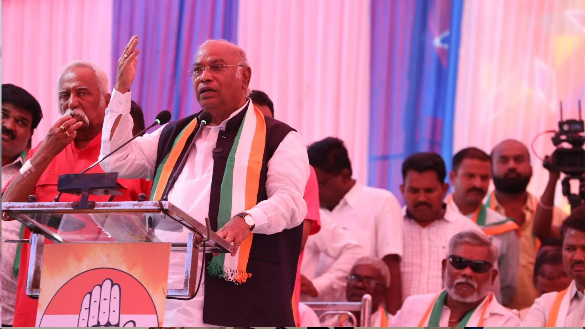 खड़गे ने कतर में गिरफ्तार आठ पूर्व नौसैनिकों के मामले को लेकर प्रधानमंत्री पर निशाना साधा 