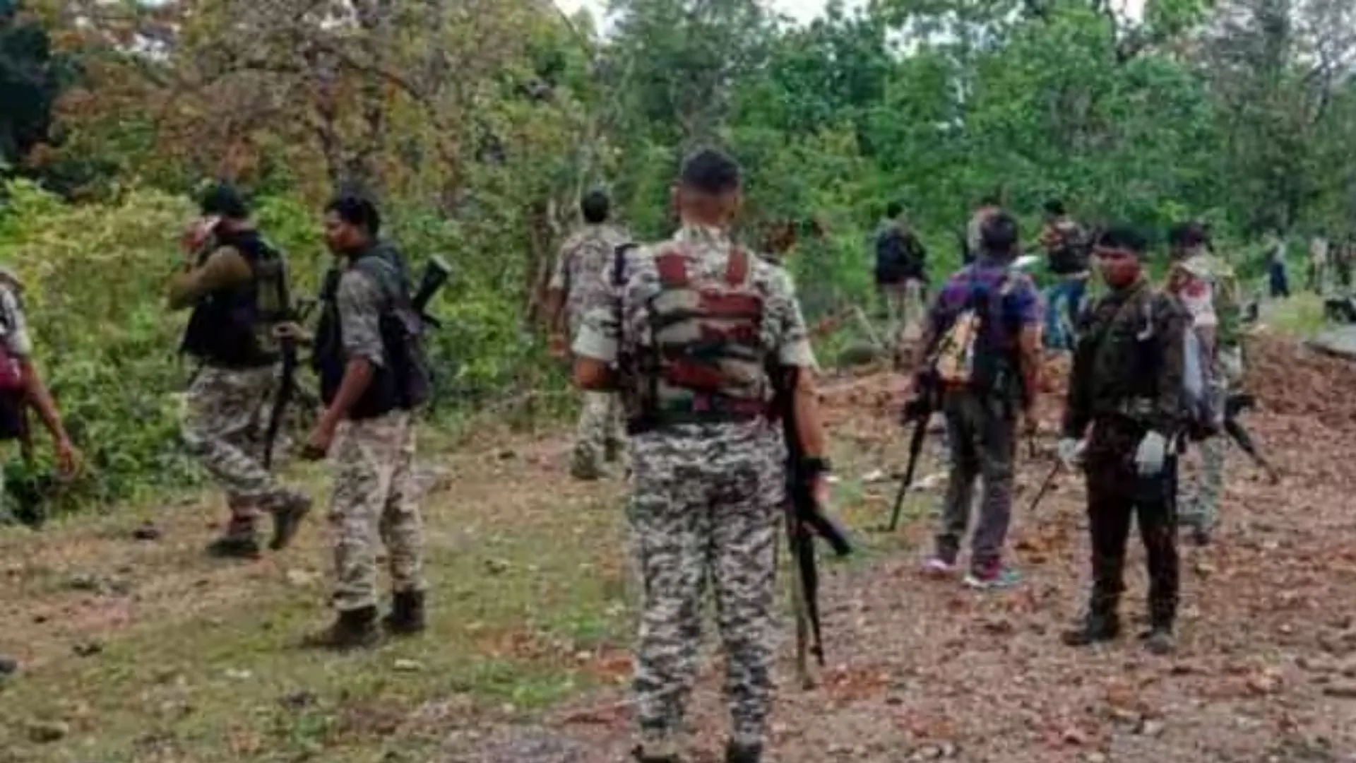 छत्तीसगढ़: नक्सली विस्फोट में 10 जवानों समेत 11 की मौत के बाद बस्तर के सभी जिले अलर्ट पर 