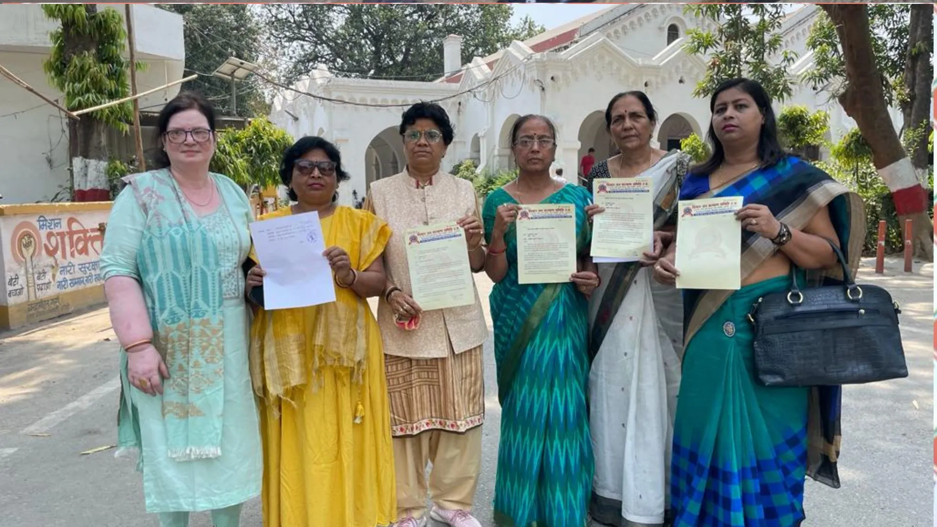 बरेली: समलैंगिक विवाह के खिलाफ महिलाओं का विरोध, जिलाधिकारी को दिया ज्ञापन