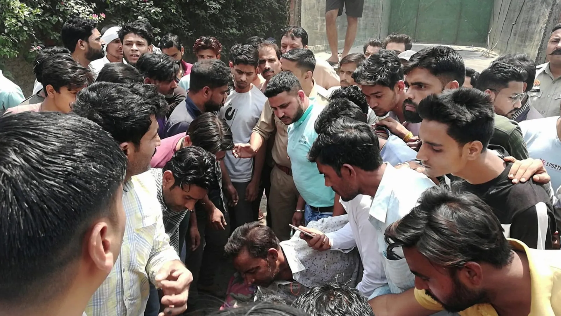 मेरठ: ट्रक की टक्कर से बाइक सवार की मौत, परिजनों में मचा कोहराम