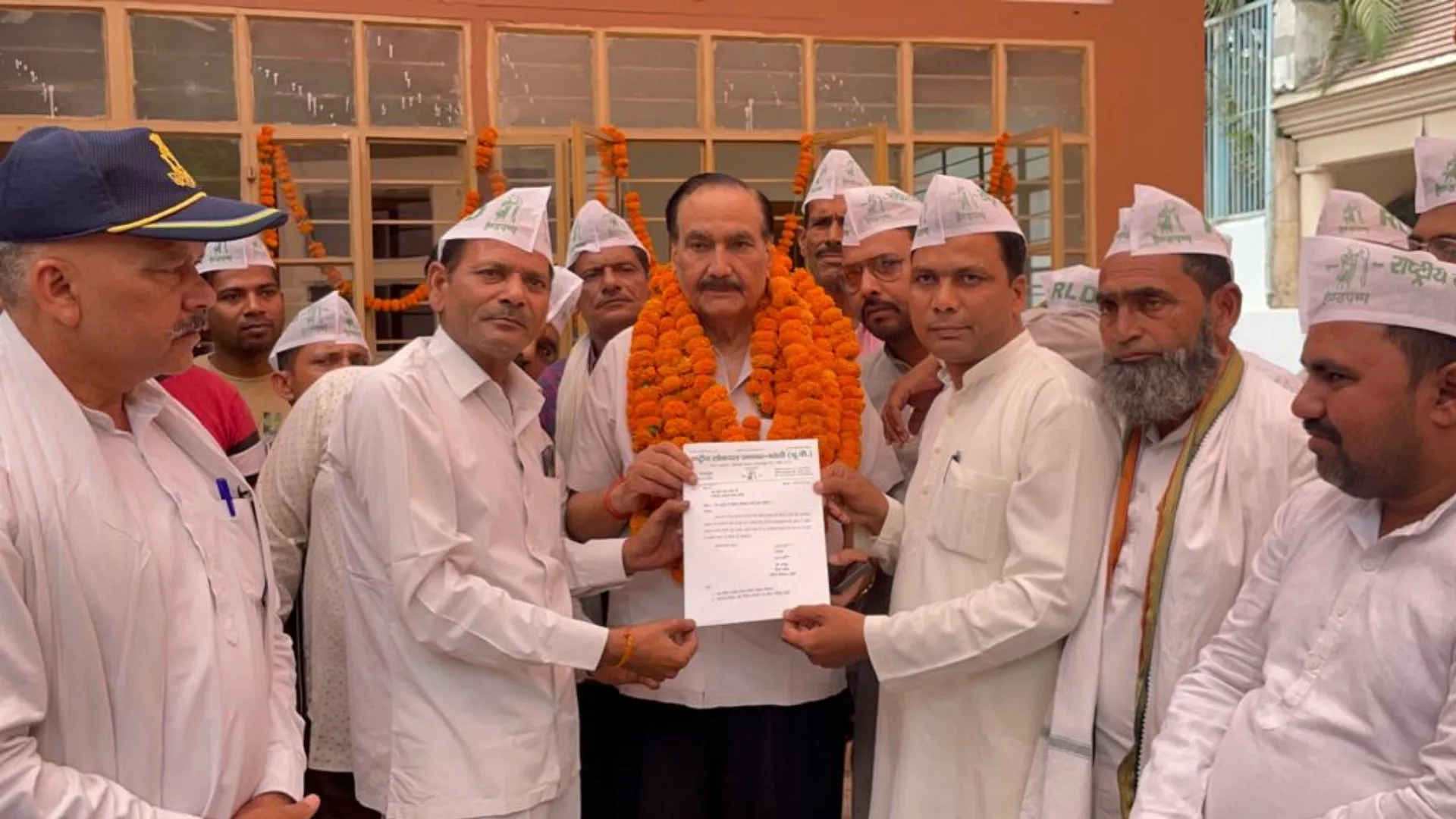 बरेली: महापौर प्रत्याशी डॉ. आईएस तोमर को राष्ट्रीय लोकदल ने दिया समर्थन