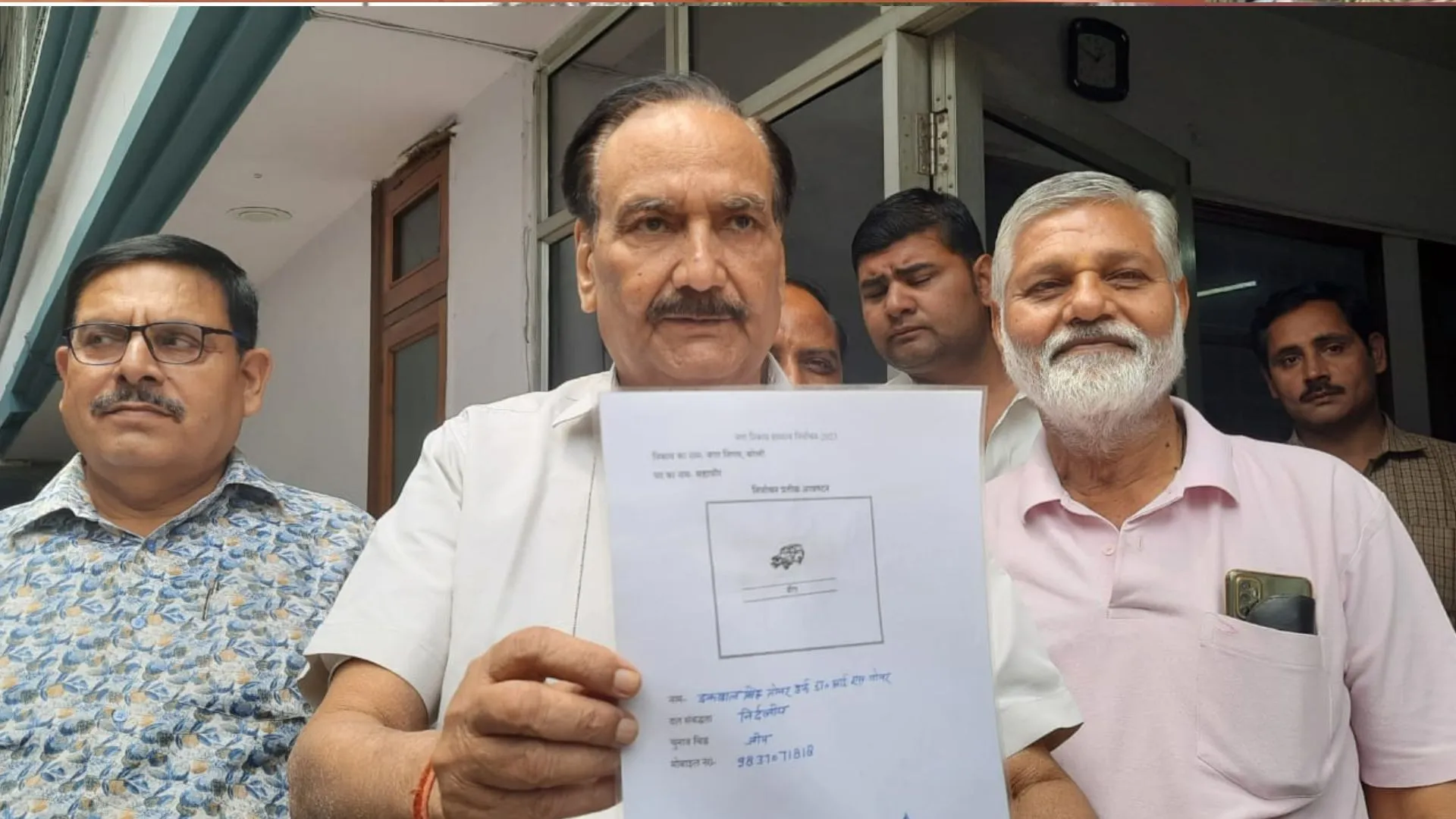 बरेली: प्रत्याशियों को बांटे गए चुनाव के सिंबल, निर्दलीय सपा समर्थित तोमर चलाएंगे जीप 