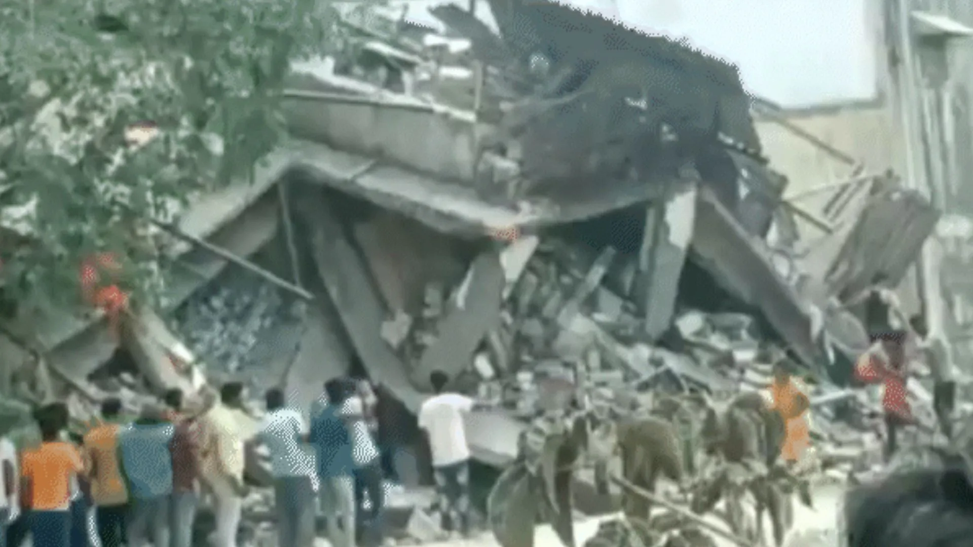 महाराष्ट्र : भिवंडी में गोदाम ढहा, कई लोगों के फंसे होने की आशंका, रेस्क्यू ऑपरेशन शुरू 