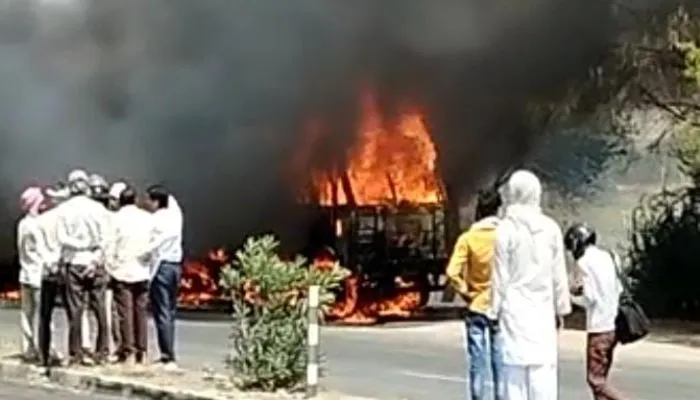 Jalaun News : दो वाहनों के आपस में टकराने से लगी आग, हादसे में चालक व परिचालक घायल