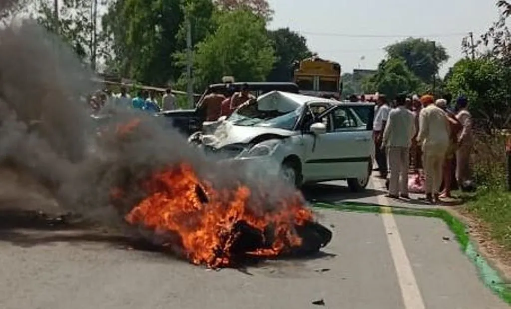 शाहजहांपुर: कार की टक्कर से धूं-धूं कर जल उठी बाइक, हादसों में दो की गई जान
