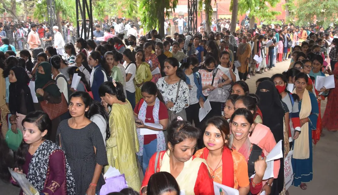 Bareilly: परीक्षा फॉर्म भरने की अंतिम तिथि कल, छात्र परेशान