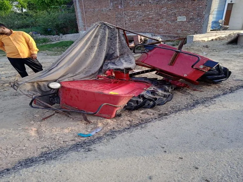 अयोध्या : ट्रक की टक्कर से टुकड़े-टुकड़े हुआ ट्रैक्टर, चालक सुरक्षित