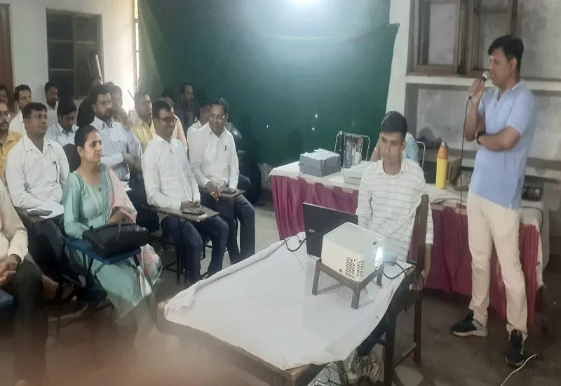 मुरादाबाद : अधिकारियों ने कार्मिकों को बताई मतदान प्रक्रिया की बारीकी