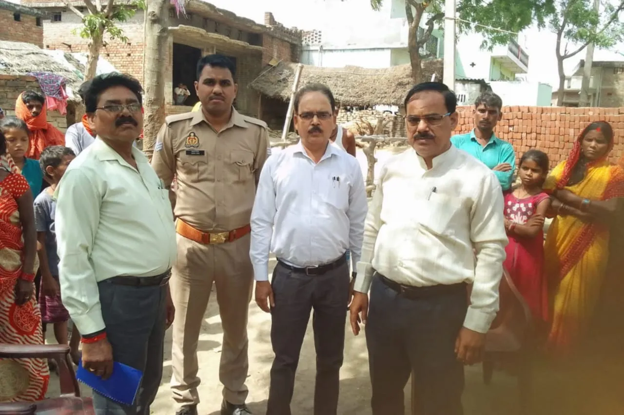 बस्ती : बेसहारा बच्चों का हाल जानने पहुँचे सीडब्ल्यूसी अध्यक्ष, सहायता का दिया आश्वासन