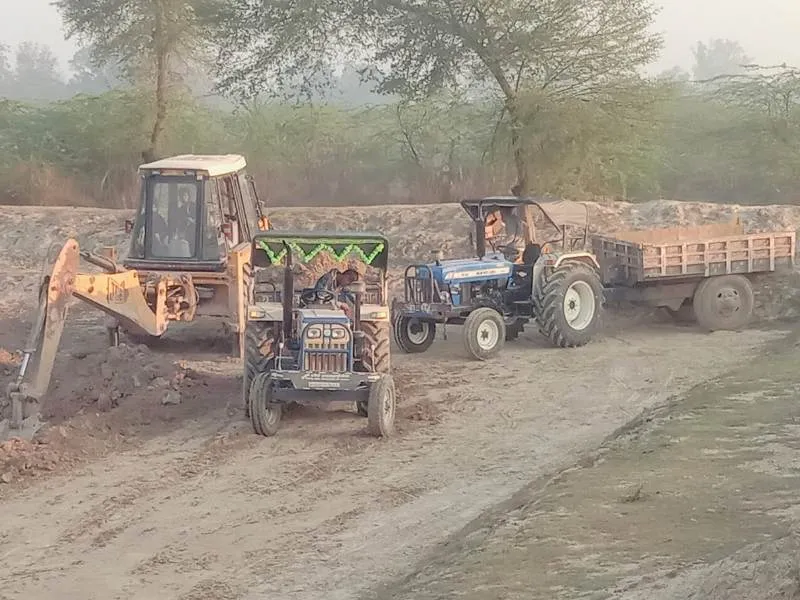 अमेठी : कभी जेसीबी तो कभी मजदूरों से खुदाई करवाकर बेंची जा रही तालाब की मिट्टी..