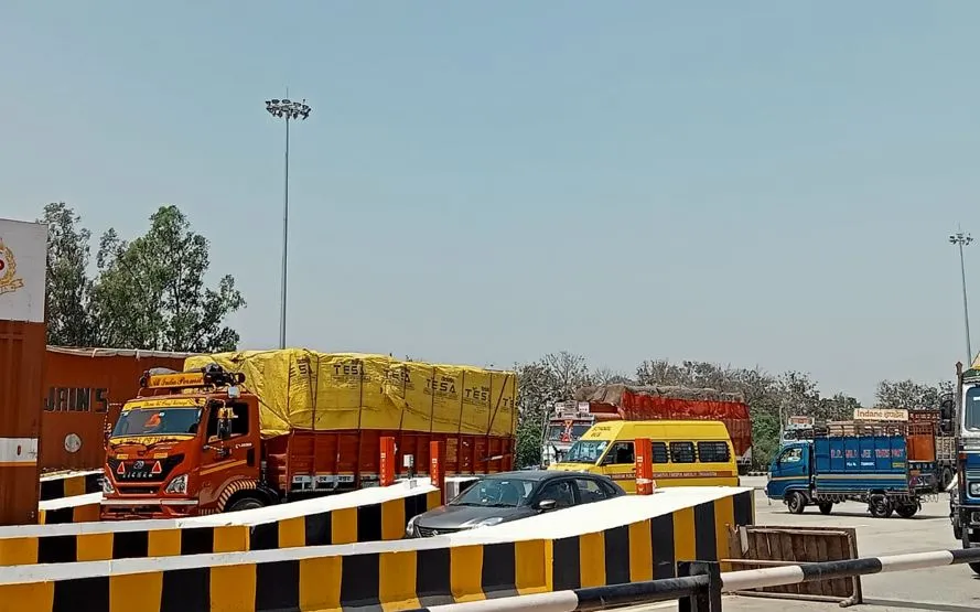 Bareilly: मासिक पास होने पर भी गाड़ियों का फास्टैग से कट रहा टोल