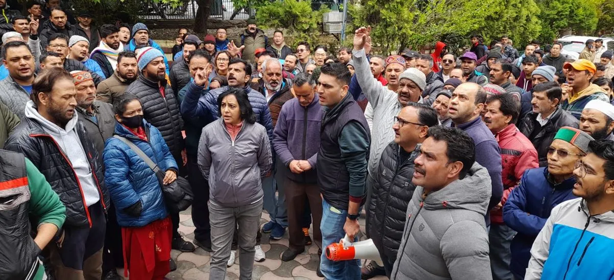 नैनीतालः ट्रेड टैक्स व दुकानों के किराए में बढ़ोतरी को लेकर व्यापारियों का विरोध, किया प्रदर्शन