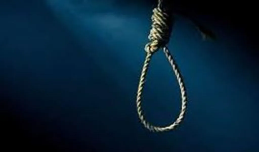 पीलीभीत: दबिश पड़ते ही रस्सी लेकर खेत में दौड़ा युवक...फंदा लगाकर दे दी जान, देखें वीडियो