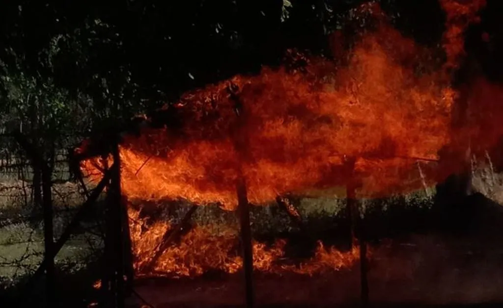 पीलीभीत का एक ऐसा गांव जहां दैवीय आपदा ने सात दिन में राख कर दिए दो दर्जन घर, जानिए क्या बोले ग्रामीण 