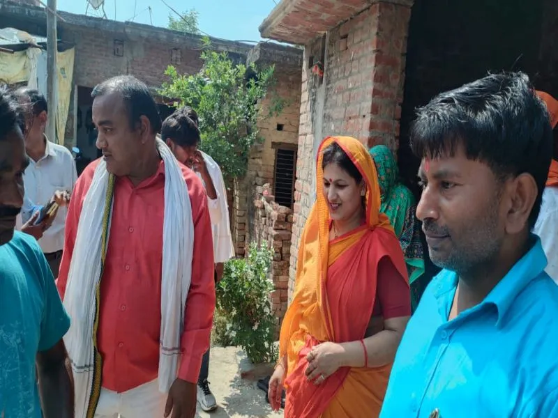  अयोध्या : पति के प्रचार में पत्नी उतरी मैदान में