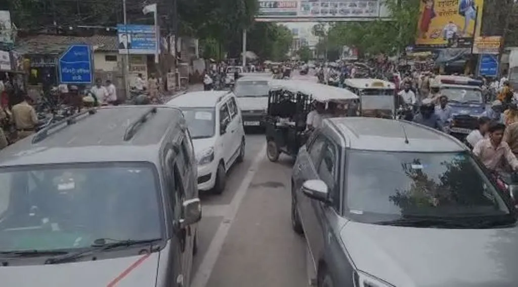 बरेली: नामांकन के आखिरी दिन प्रत्याशियों की भीड़, सड़कों पर लगा लंबा जाम