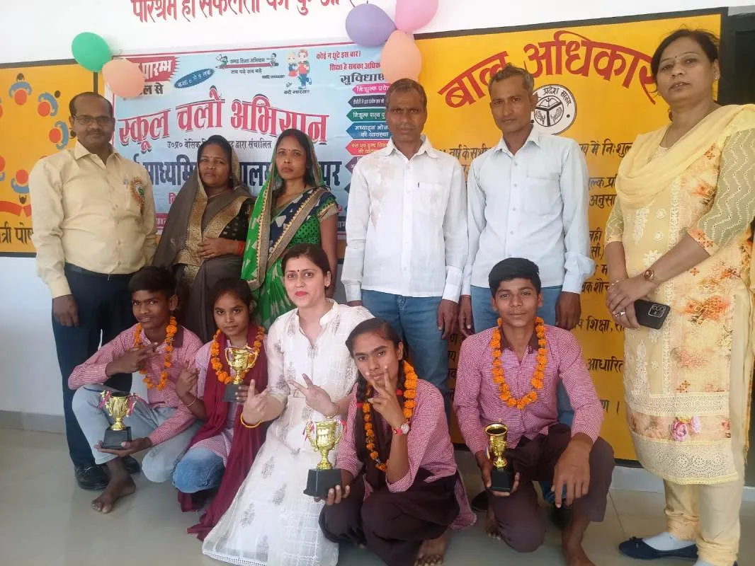 बस्ती : छात्रवृत्ति परीक्षा में उत्तीर्ण विद्यार्थियों को पुरस्कृत कर बीएसए ने बढ़ाया हौसला