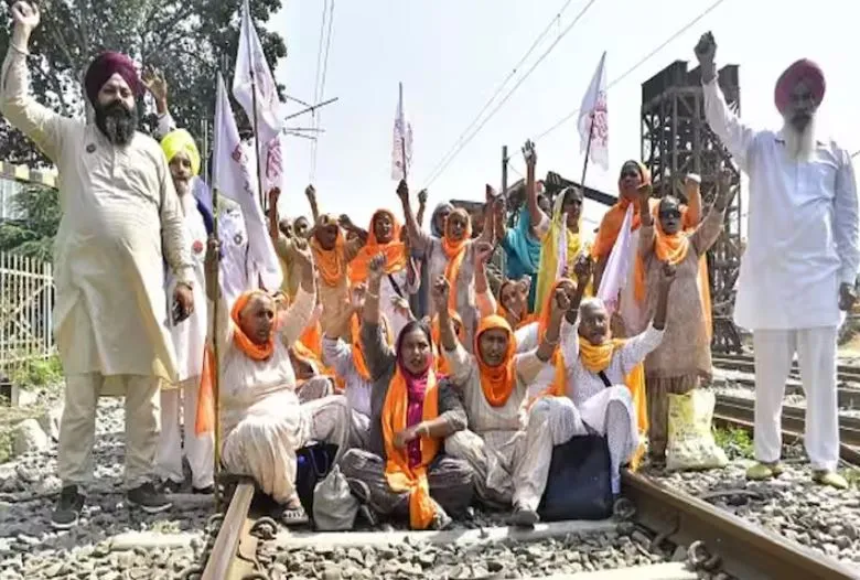 पंजाब: किसान समूह KMSC का बटाला रेलवे स्टेशन पर ‘रेल रोको’ प्रदर्शन