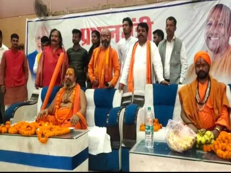 प्रधानमंत्री मोदी की बुराई करने वाले चरित्रहीन और देशद्रोही : स्वामी परमहंस