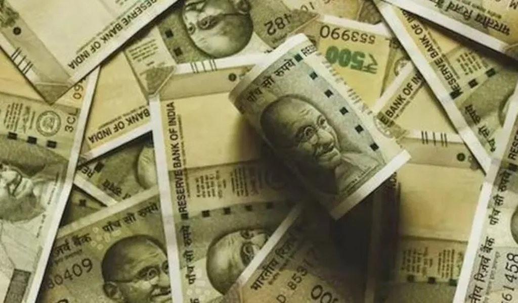 शुरुआती कारोबार में रुपया 18 पैसे की बढ़त के साथ 81.93 प्रति डॉलर पर पहुंचा 