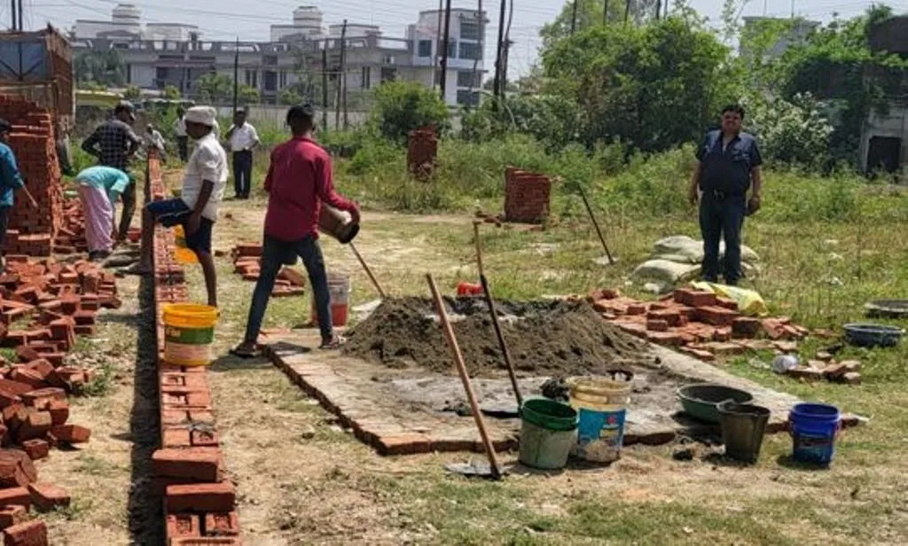 पीलीभीत: व्यापार मंडल ने दी आंदोलन की चेतावनी तो दूसरे ही दिन प्रशासन ने प्लाट पर दिलवा दिया कब्जा