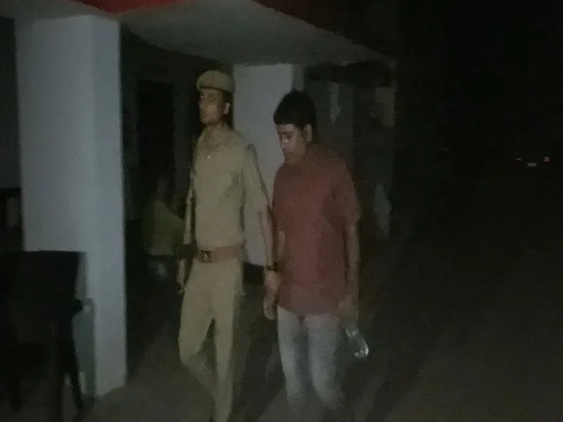 बहराइच : पीएचसी के बड़े बाबू को घूस लेते एंटी करप्शन की टीम ने पकड़ा