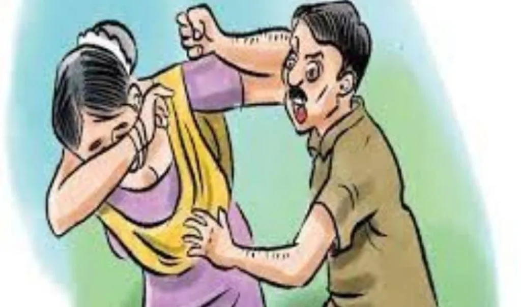 बरेली: बच्चों के मामूली विवाद के चलते पड़ोसी ने महिला के साथ की मारपीट 