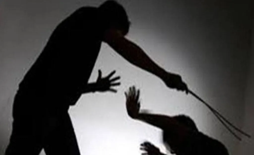 मौसेरी बहन से मिलने गया युवक, दोनों को बांधकर पीटा, तीन गिरफ्तार