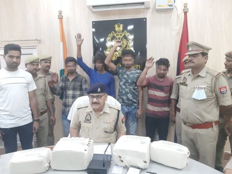 बाराबंकी : एएसपी ने पूछा बाजार में गांजे का क्या भाव है