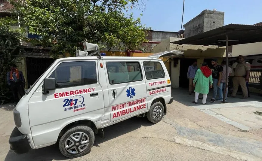 बरेली: जिला अस्पताल में प्राइवेट एंबुलेंस का खेल जारी, मोर्चरी से शवों को ले जाने के लिए वसूले जा रहे पैसे 