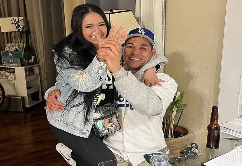 VIDEO : बेसबॉल मैच के दौरान मैदान में घुसा शख्स, घुटनों के बल बैठ गर्लफ्रेंड को किया प्रपोज...यूजर ने बताया 'पब्लिसिटी स्टंट'