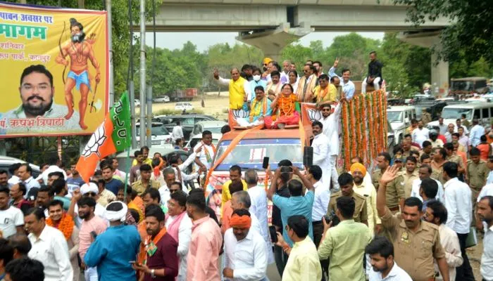 Kanpur: BJP की मेयर प्रत्याशी प्रमिला पांडेय DCM में सवार होकर पहुंचीं नामांकन केंद्र, जय श्री राम के लगे नारे