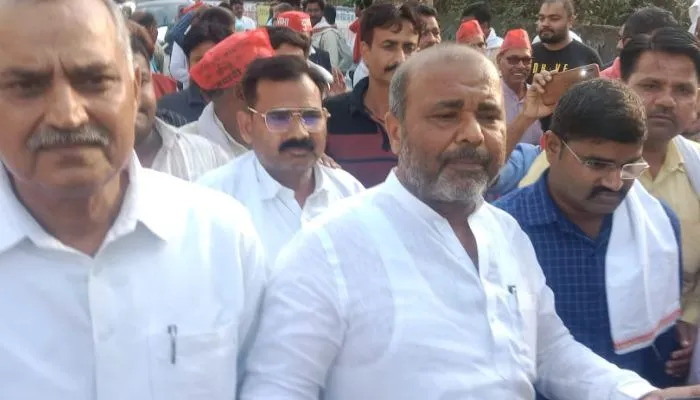 Fatehpur: निकाय मतदान से पहले सपा नेता हाजी रजा जिला बदर, समर्थकों के साथ पहुंचे कोर्ट, पुलिस ने कस्टडी में लिया