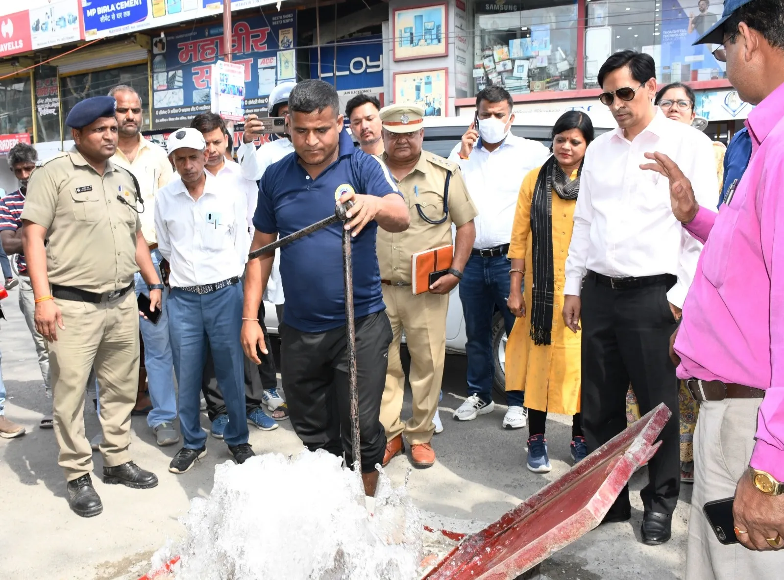Haldwani News: हाइड्रेंड सूखा, सड़कों पर फर्नीचर और कूड़े के ढेर में मिलीं आग की लपटें, कुमाऊं कमिश्नर के औचक निरीक्षण में खुली पोल