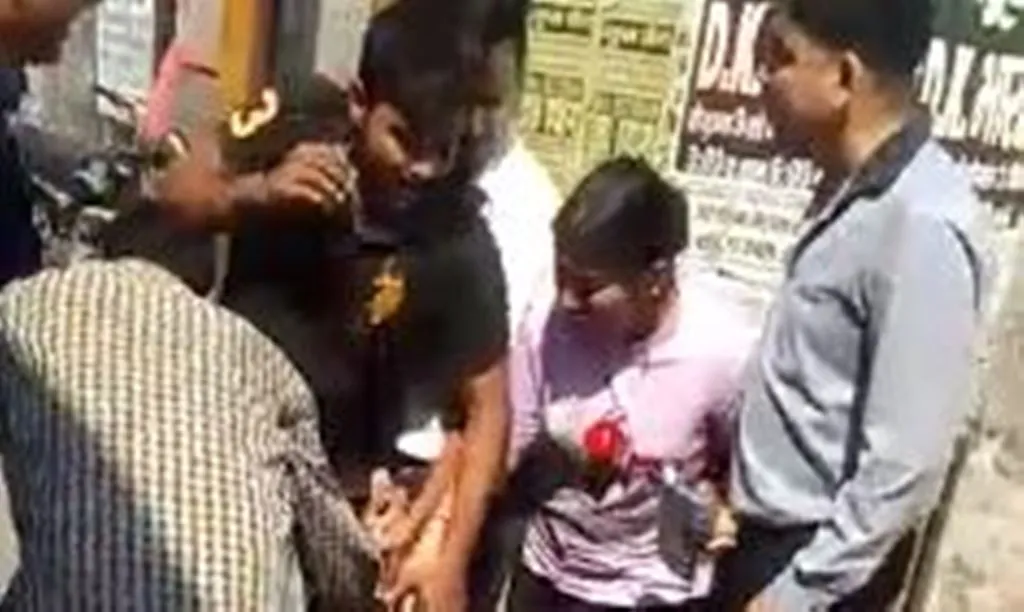 बदायूं: सिविल लाइन पुलिस के सामने ठेकेदार को नंगा कर सड़क पर घसीटा, तीन लोगों के खिलाफ रिपोर्ट दर्ज